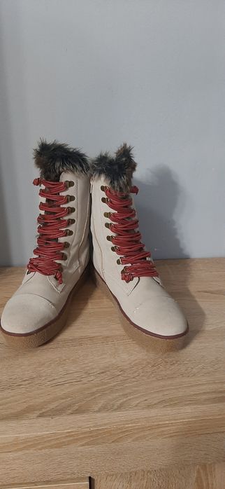 40 номер чисто Нови Ботуши BUGATTI
Естествен велур, регулиране на широ