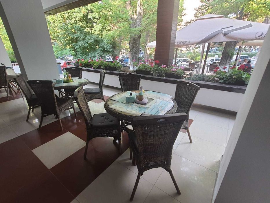 Mobilier restaurant in perfecta stare de functionare (masa + 4 scaune)