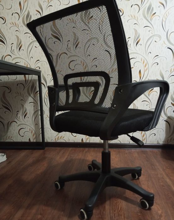Офисное кресло для работы за компьютером, с рабочим механизмом.