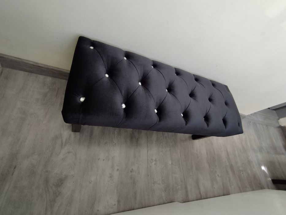 Vând băncuță tapițată , bancheta din catife cu nasturi de cristal