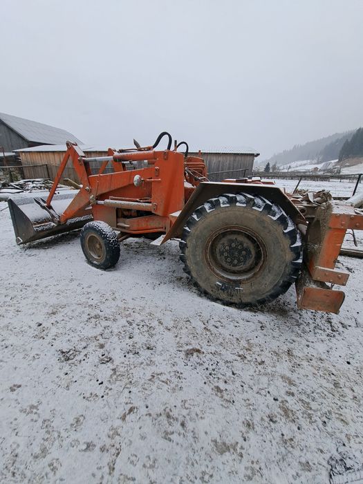 Vând tractor Ford