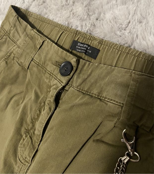 Карго панталон от Bershka с верига, която може да се маха. Размер 36