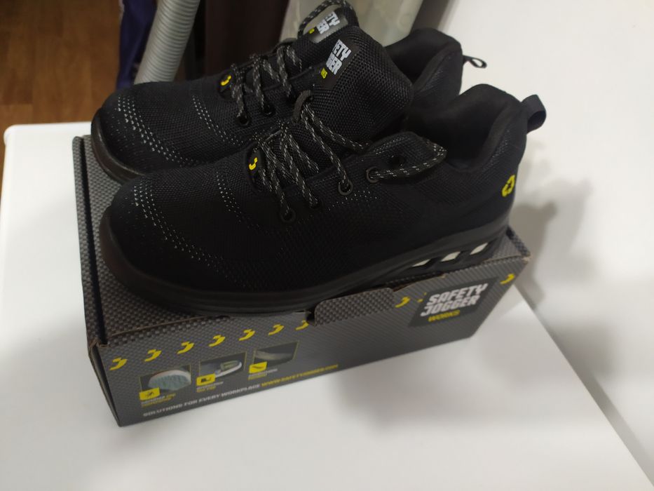 Продам кроссовки строительные!