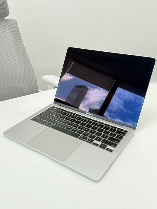 Продаю MacBook Air M1 - серебристый