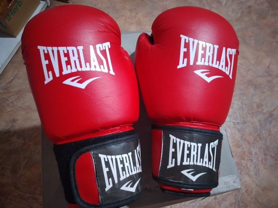 Перчатки 10 Oz и бинты 4м. Рядом с Каргу.