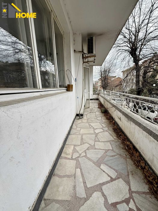 Просторен тристаен апартамент (етаж от къща) до стадиона