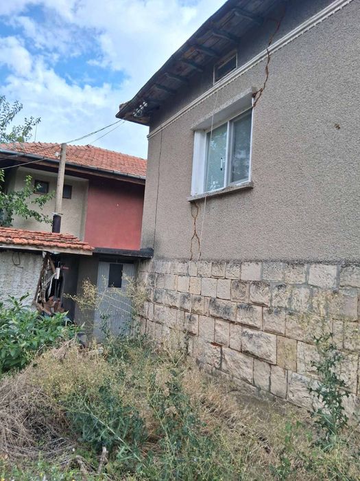 Продавам къща с двор гараж и стопанска постройка