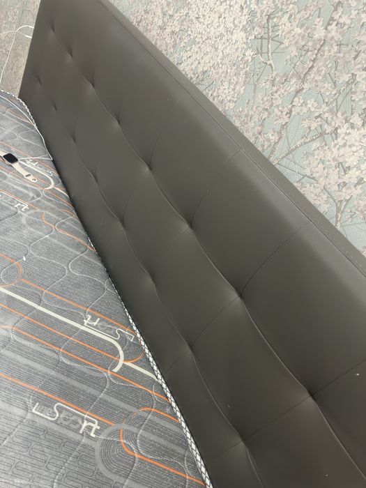 Двуспальная кровать