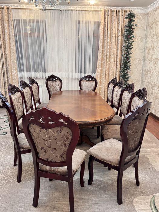 Столы и стулья .