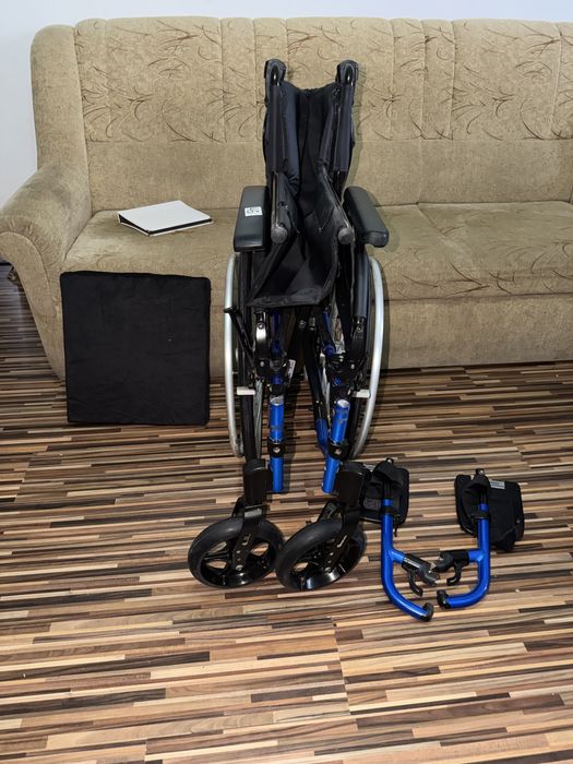 Scaun din aluminiu pliabil batrani handicap dizabilitati