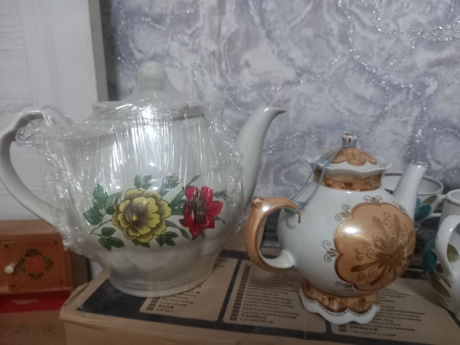 Чайники и чайный сервиз. За все 150 тысяч. .