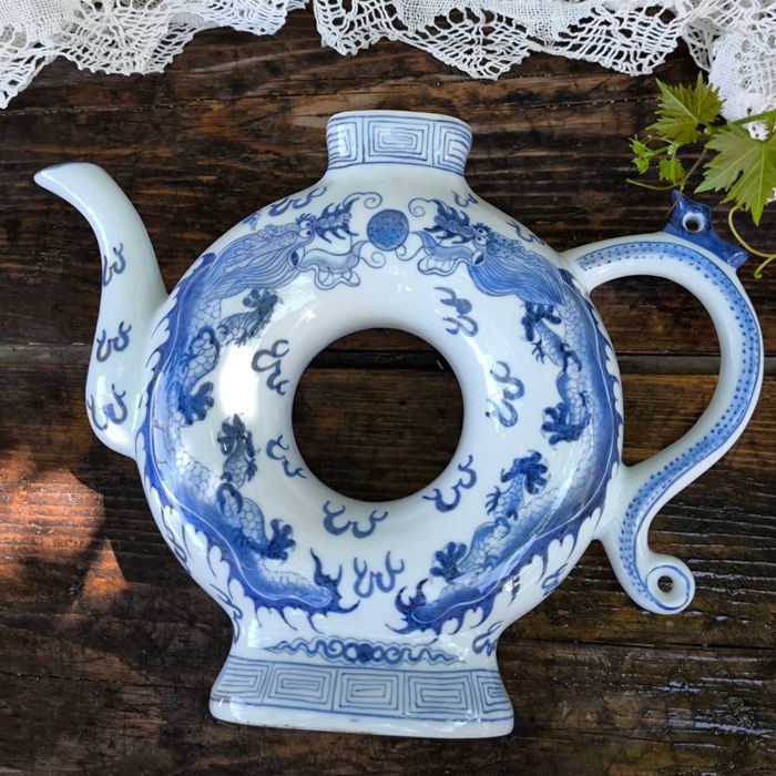 Чайник с ръчно рисувани дракони