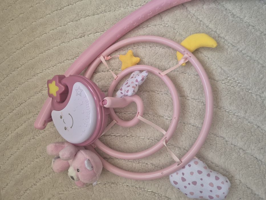 Пееща играчка за кошара въртяща се с играчки