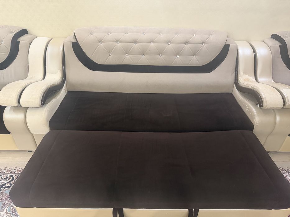 Диван с двумя креслами