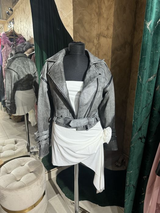 Vand geaca de piele naturala cu maneci detasabile la 800 lei