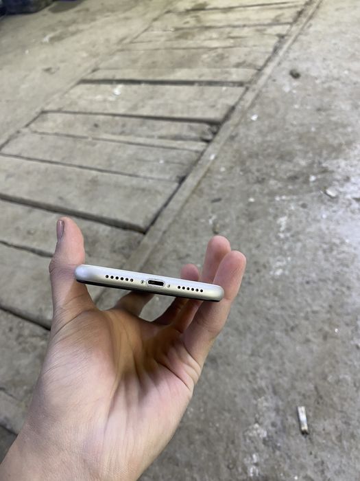 Айфон 11 белый.