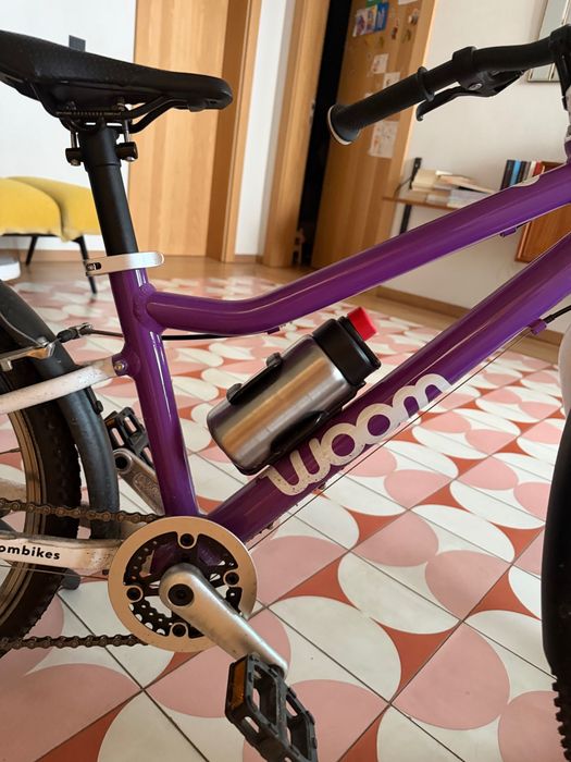 Woom 4 – bicicletă copii 6–8 ani, 20”, foarte ușoară, cu accesorii