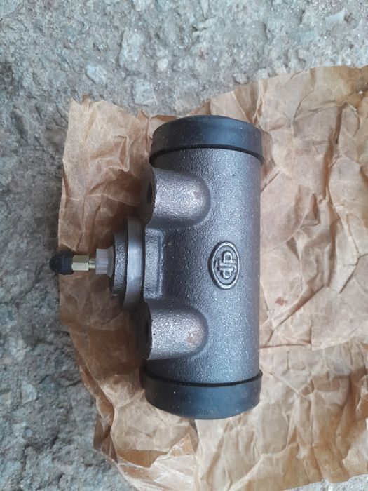 Дюзи четири  броя нови спирачен цилиндър за ifa