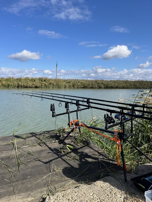CADOU 2 lansete -Rod Pod de pescuit – stabil, reglabil și gata de baltă!