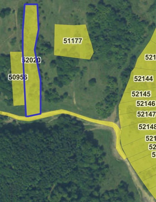 Teren de vânzare – lot împărțit în 3 parcele, ieșire la drum și pârâu