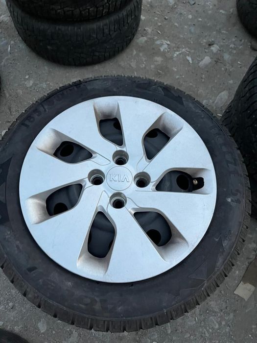 Железные диски с резиной и колпаками на Kia rio,hendai accent,mazda