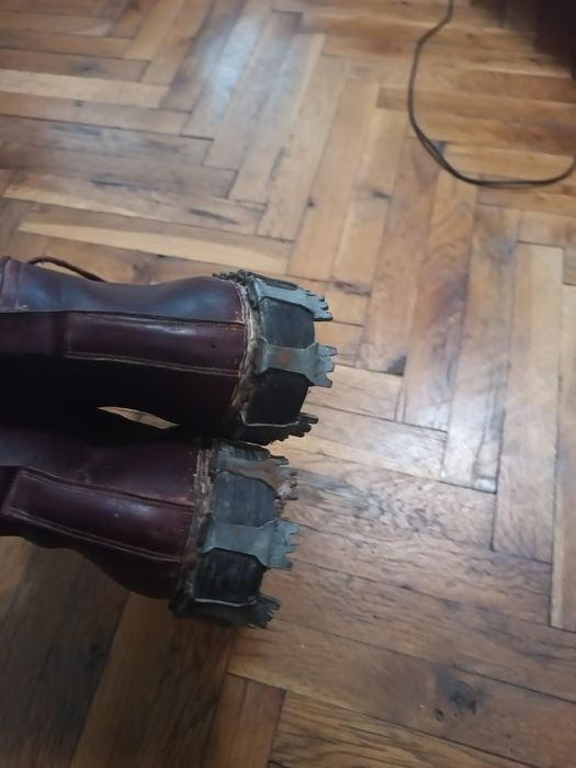 Стари обувки с цинтове шипове