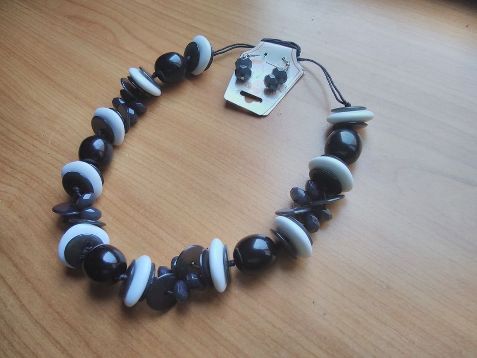 голям и много красив и стилен комплект гердан и обеци чисто нови