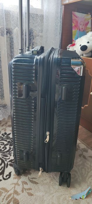 Продам чемодан средний