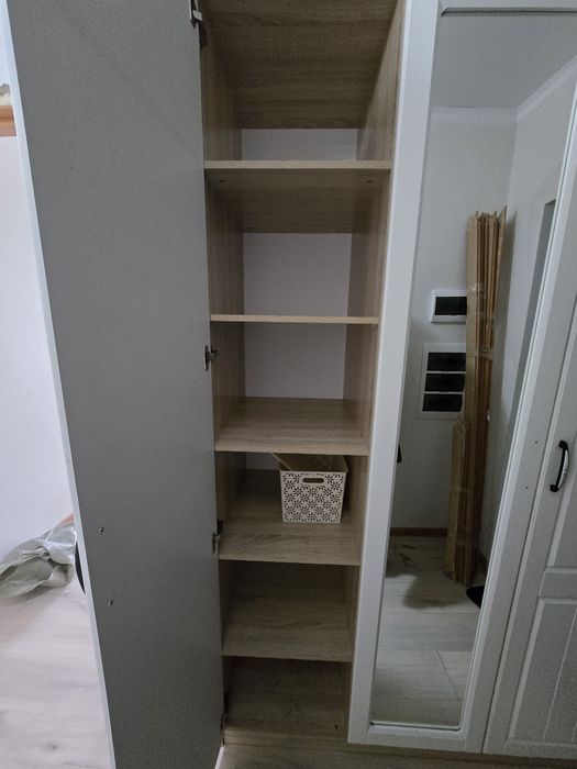 Шкаф с зеркалом в квартиру