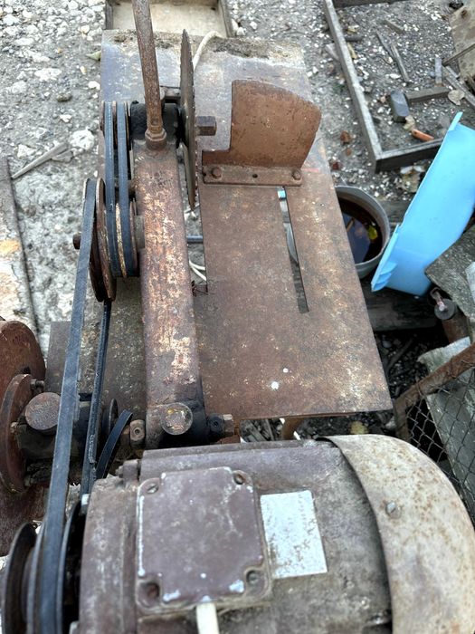 Masa cu Circular Abric de taiat lemne + Moara macinat cereale 220v
