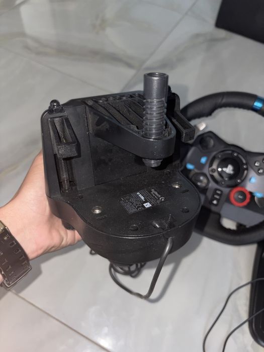 Това е състезателен волан комплект Logitech G29 Driving Force.