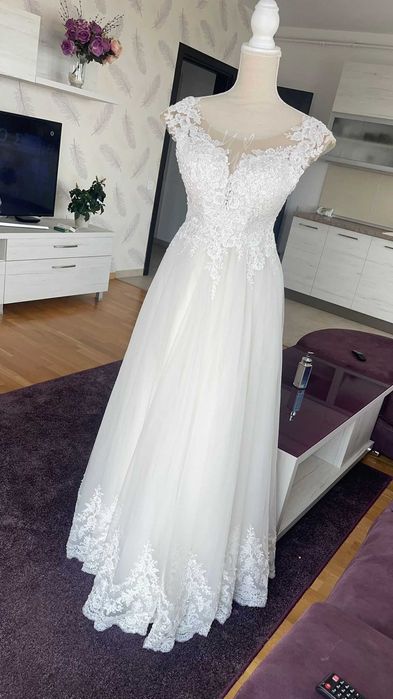 Rochie de mireasă+ gratuit 4 rochii pentru domnisoare de onoare