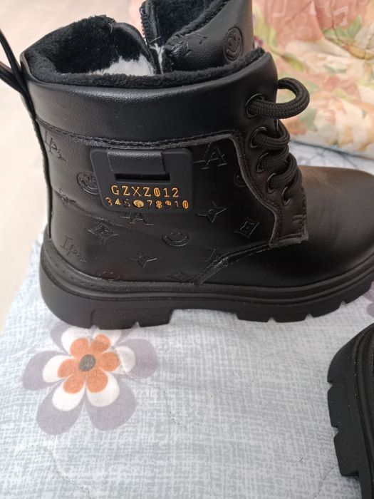 Продам детские ботинки