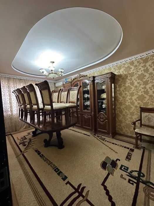 Продаётся квартира Юнусабад11 4 ком 1 этаж чистим ремонтом  не торец