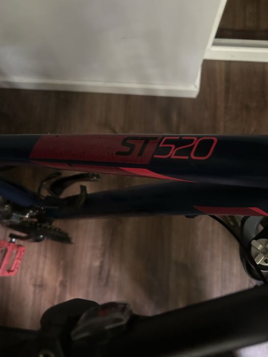 Vând bicicletă Rockrider ST 520, roți 27.5”, aflată în stare estetică și tehnică foarte bună. Bicicleta a fost întreținută și funcționează impecabil