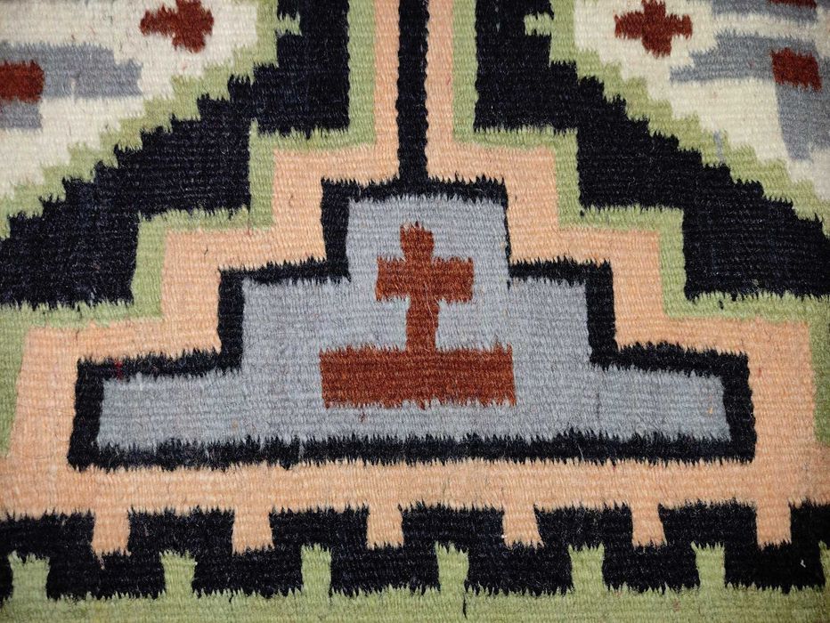 Covor vechi traditional lucrat manual