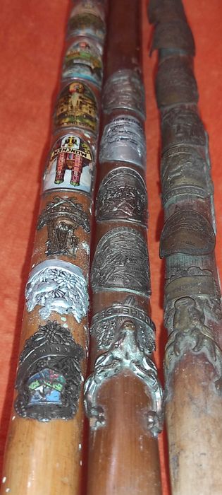 3 bastoane bavareze din lemn cu insigne aplicate   pt panoplie