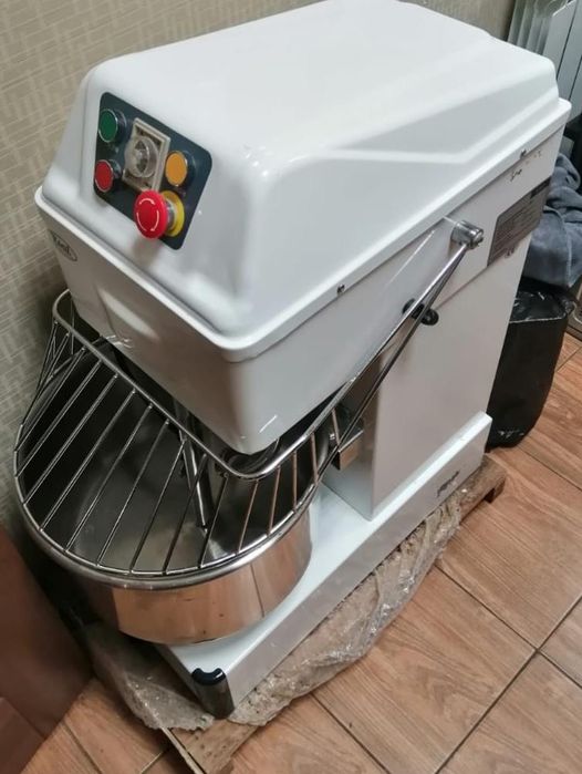 Продам Тестомес на 20л. Марка Роял.