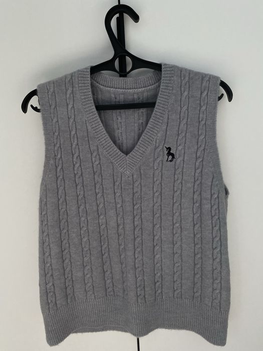 Тёплая вязаная жилетка серого цвета