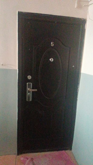 Есік сатылады бузып алынып қойған