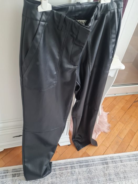Vand pantaloni de piele noi
