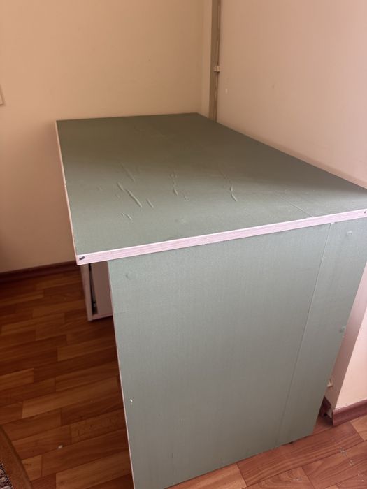 белый письменный стол