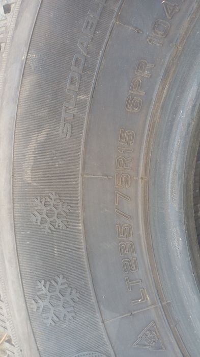Продам запаску 235,75,15.