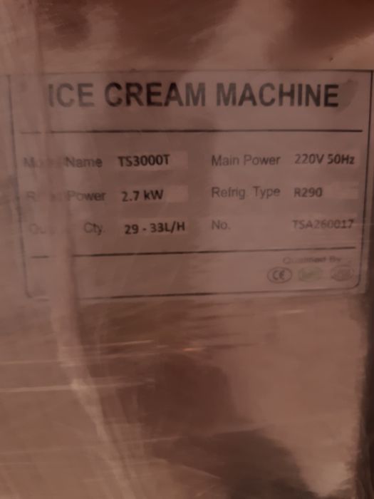 Vând mașină profesională pentru înghețată, folosita 2 luni si mixer