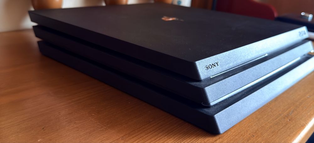 Ps 4 pro foarte putin folosit+controller original+ssd 1 tb