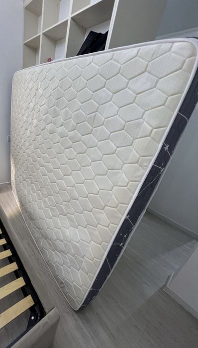 Двуспальная кровать 180*200 с матрасом