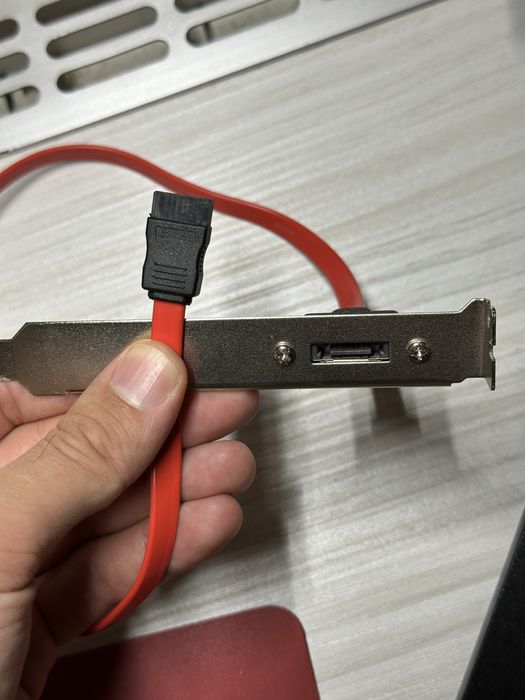 Vând cablu SATA la eSATA