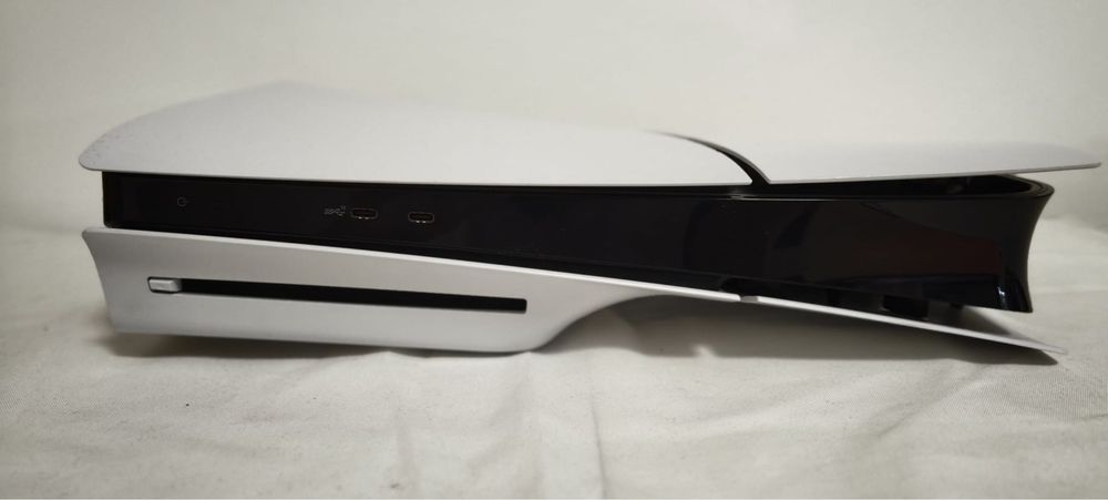 Vând PlayStation 5 (PS5) Slim Disc Edition + 2 Controllere + 2 Jocuri