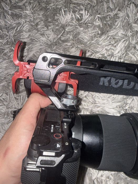 Vând Kit Vlogging Sony ZV-E10 4K + Microfon Røde VideoMic + Obiectiv Sigma + Cage/Mâner SmallRig