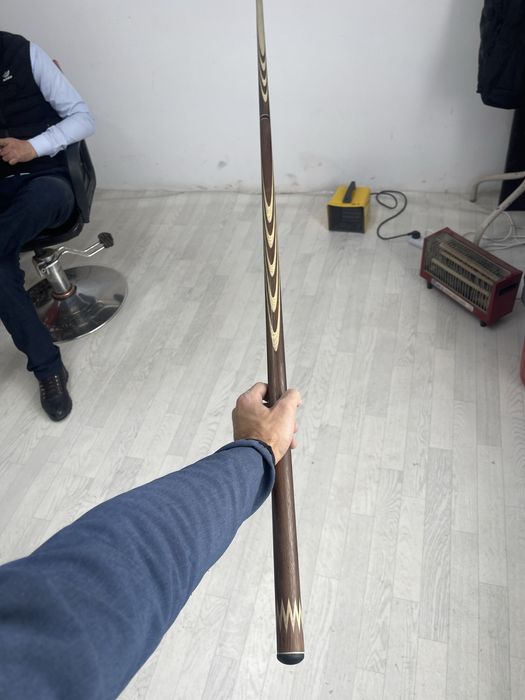 кии бильярдный.